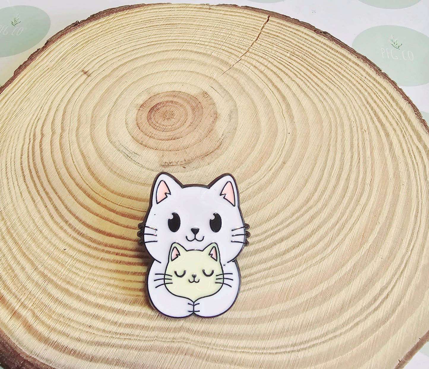 Cuddling kitty pin badge