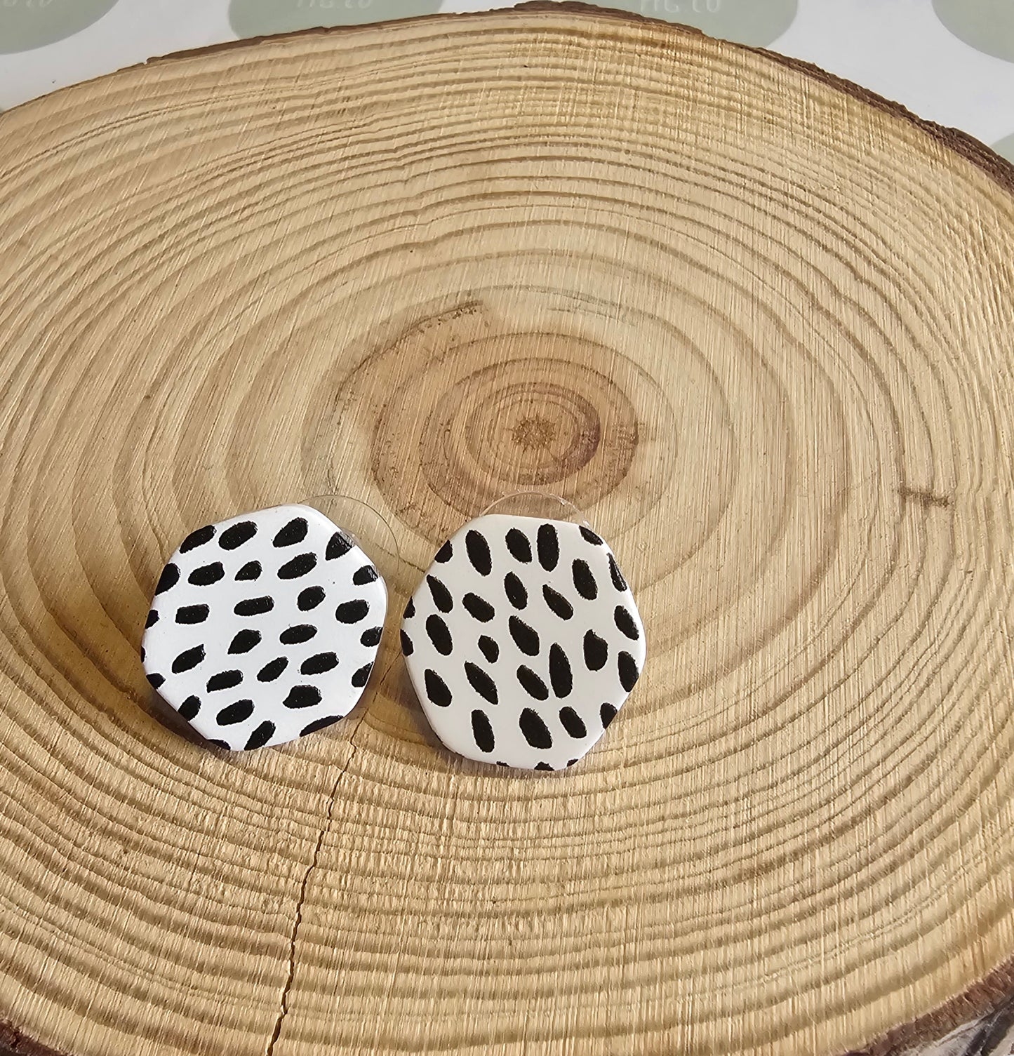 Stud earrings white & black